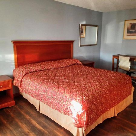 Hiway Inn Express Елк Сити Екстериор снимка