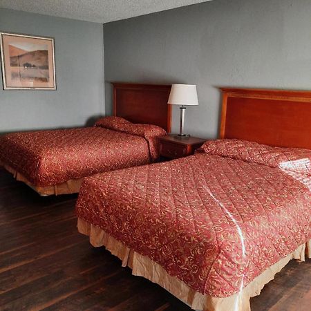 Hiway Inn Express Елк Сити Екстериор снимка