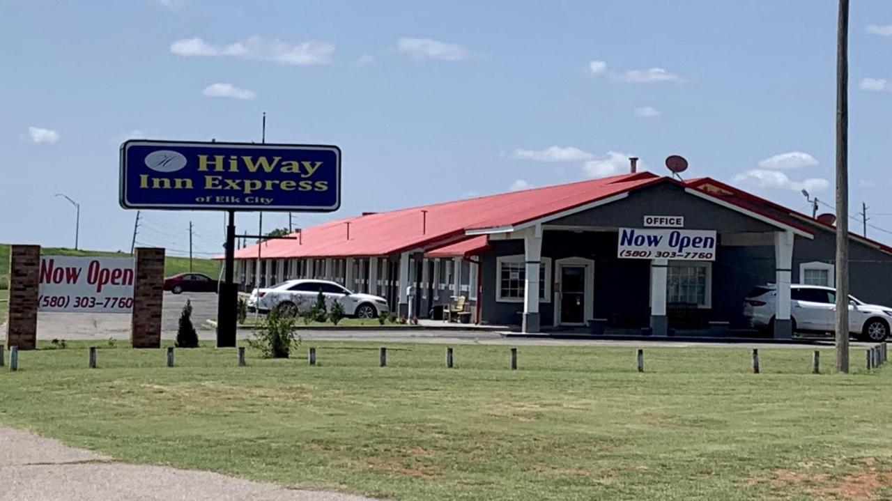 Hiway Inn Express Елк Сити Екстериор снимка