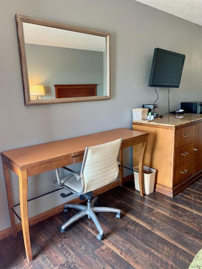 Hiway Inn Express Елк Сити Екстериор снимка