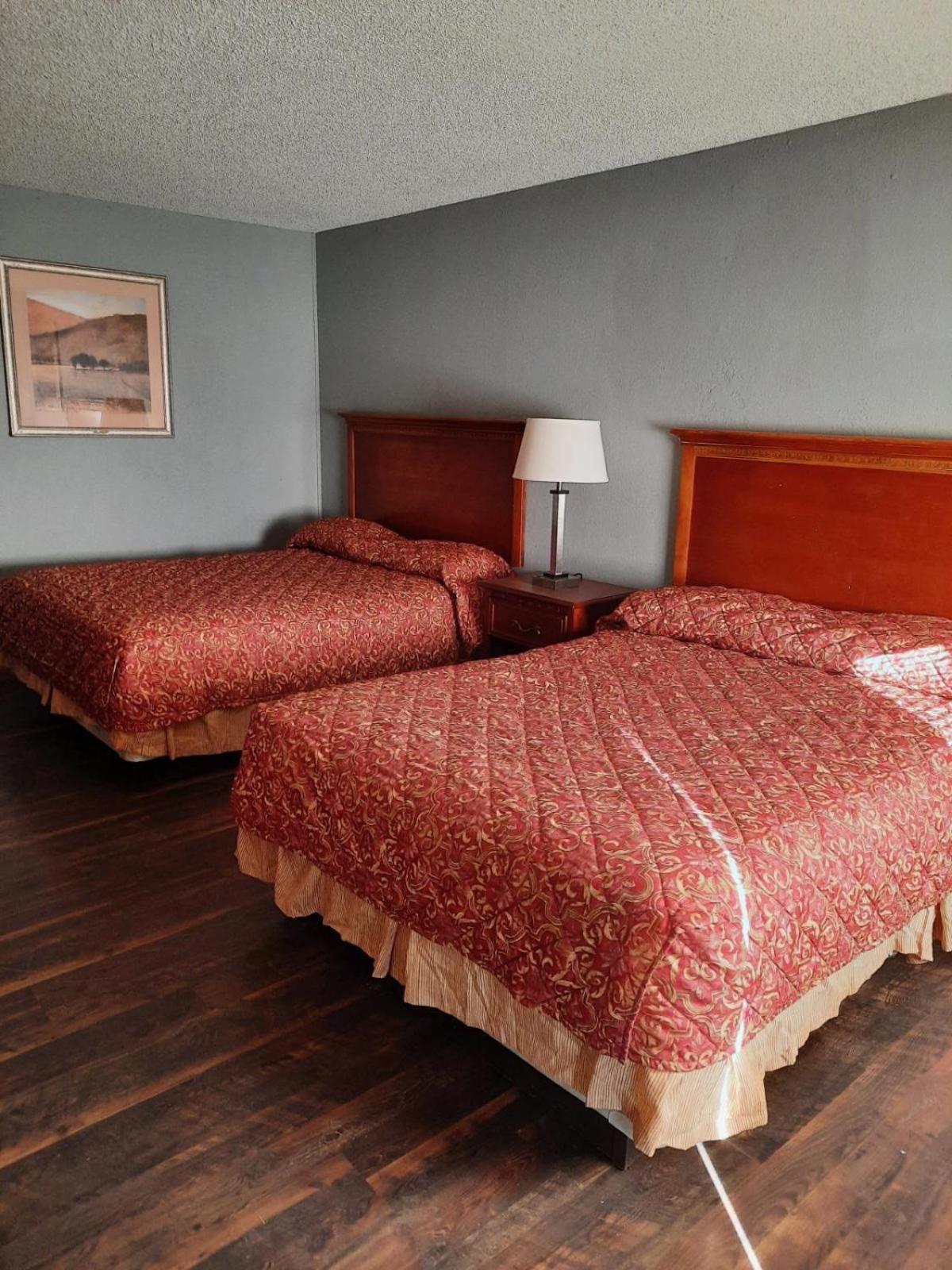 Hiway Inn Express Елк Сити Екстериор снимка